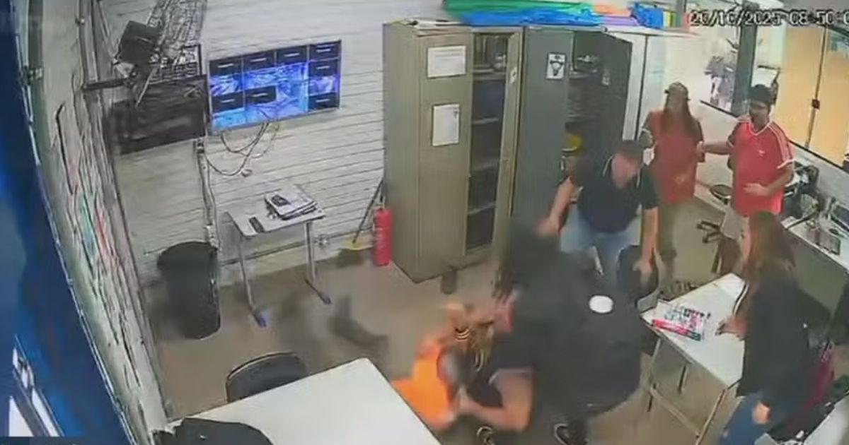 VÍDEO: Pai de aluna agride professor após repreensão por uso de celular em sala de aula
