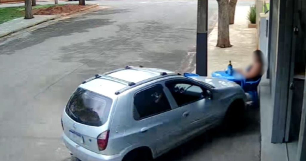 Homem joga carro contra esposa na calçada e atropela vítima no PR; vídeo