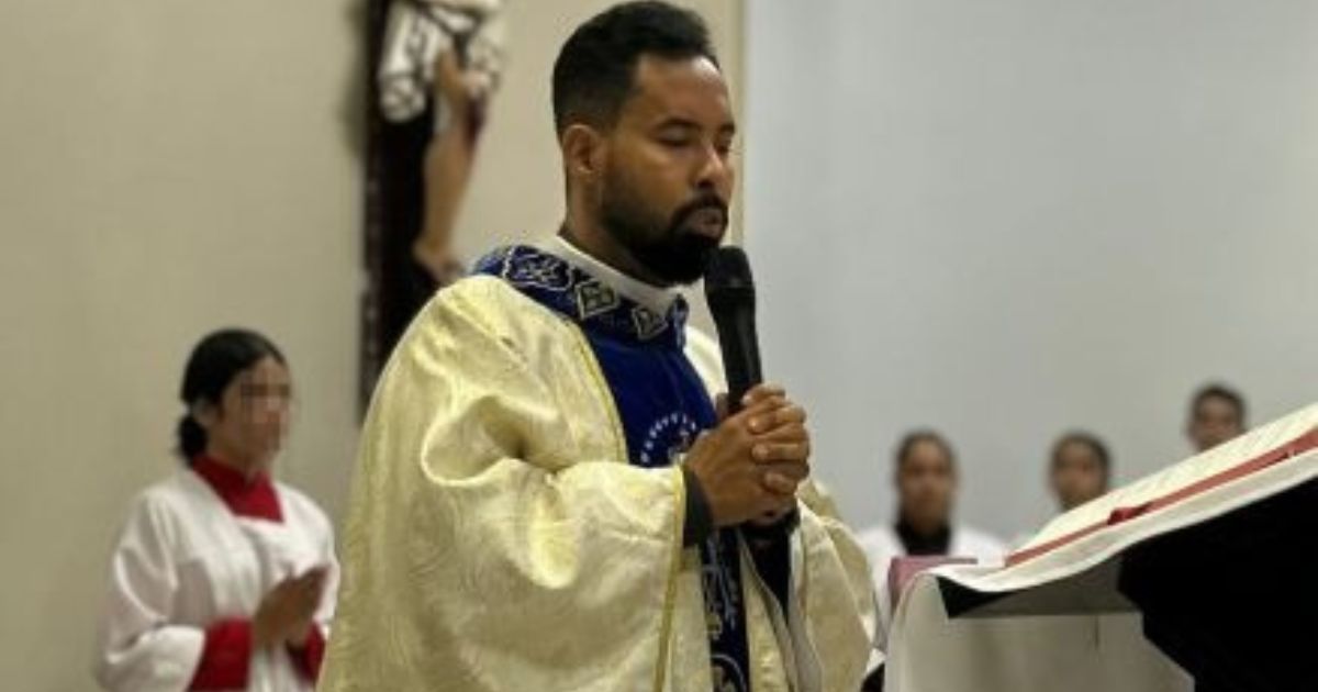 Padre e mulher são pegos em quarto; paróquia tomará medidas