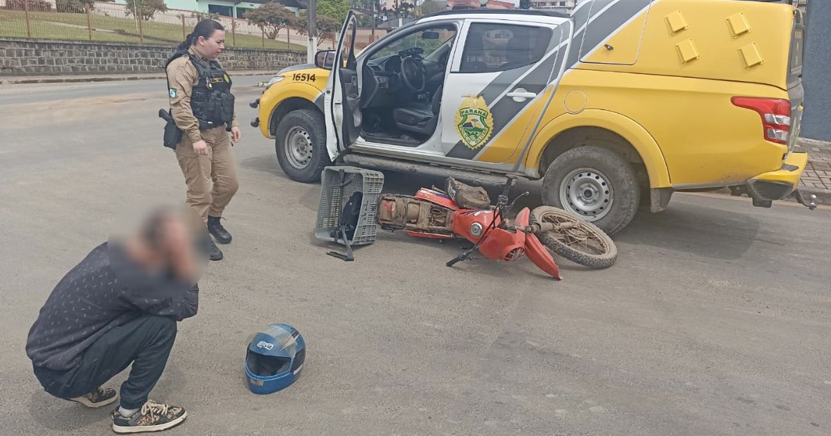 Motociclista sem CNH colide contra viatura da Polícia Militar no centro de Mallet; veja vídeo