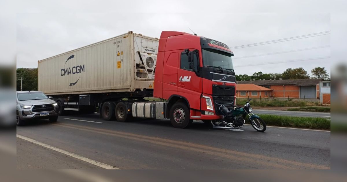 Moto fica presa a caminhão após acidente na BR-376