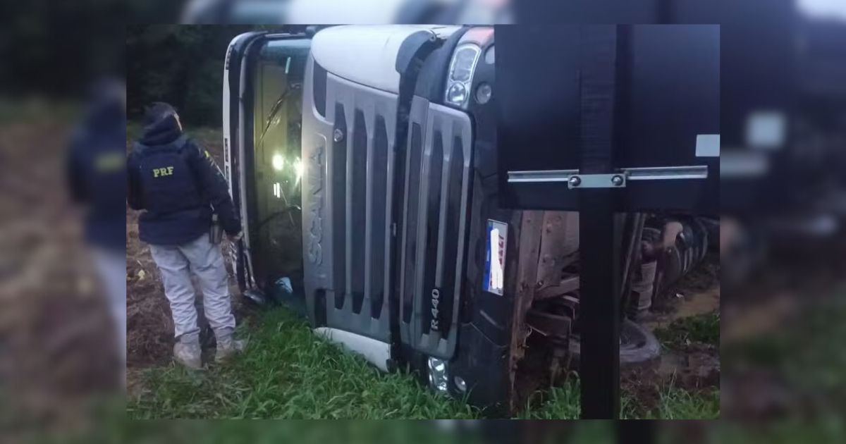 Motorista tomba caminhão ao pegar celular para responder a esposa enquanto dirigia no Paraná, diz polícia
