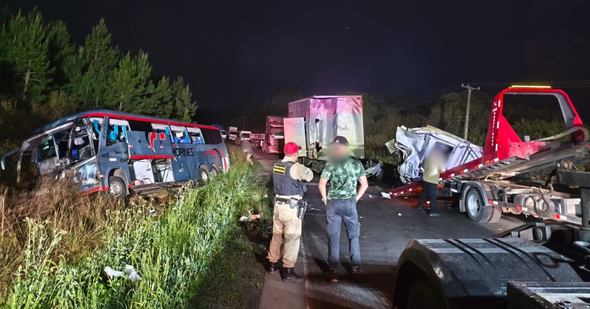 Duas pessoas morrem e 34 ficam feridas em grave colisão entre caminhão e ônibus na PR-151