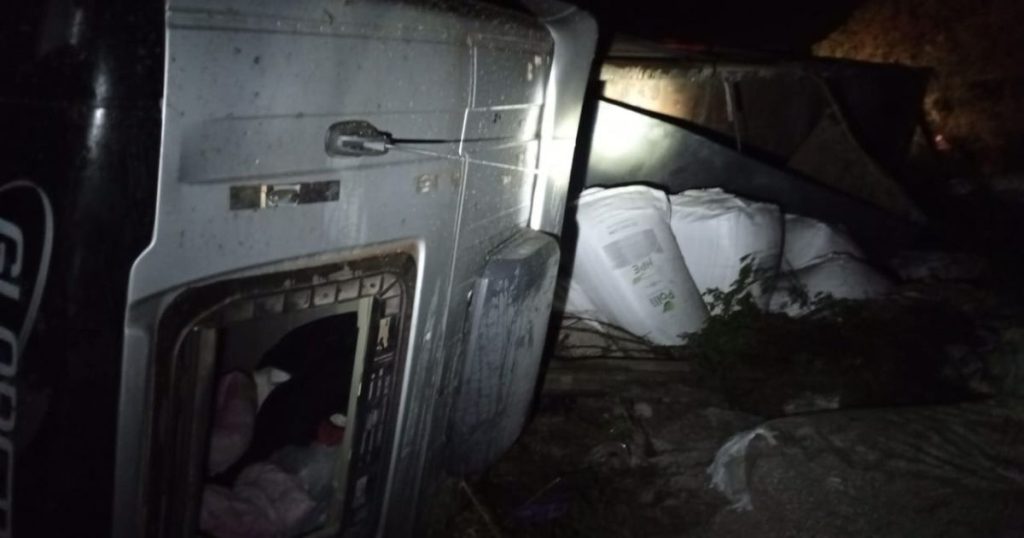 Mulher de 29 anos morre em tombamento de caminhão na BR-476 em São Mateus do Sul
