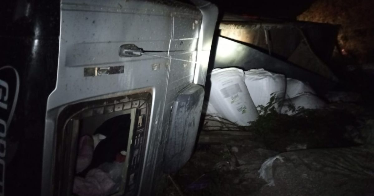 Mulher de 29 anos morre em tombamento de caminhão na BR-476 em São Mateus do Sul