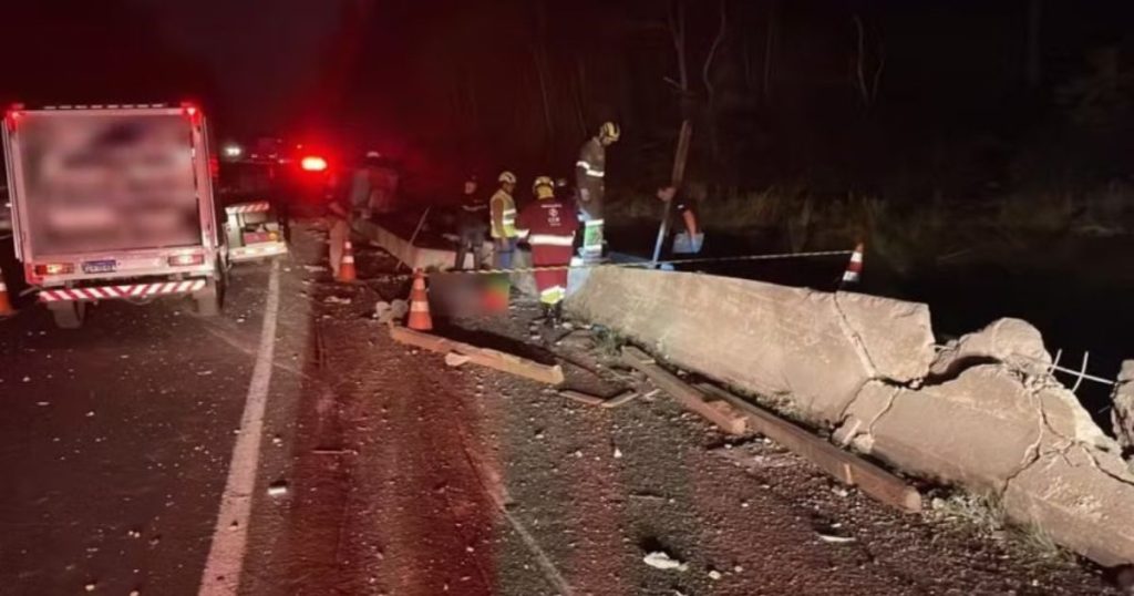 Pedestre morre após vigas de concreto caírem sobre ele em acostamento no Paraná