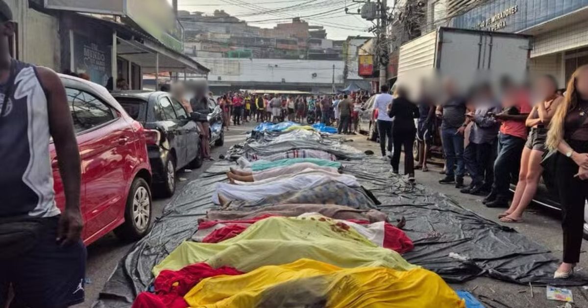 Ao menos 74 corpos são levados por moradores para praça na Penha; total de mortos após megaoperação passa de 130