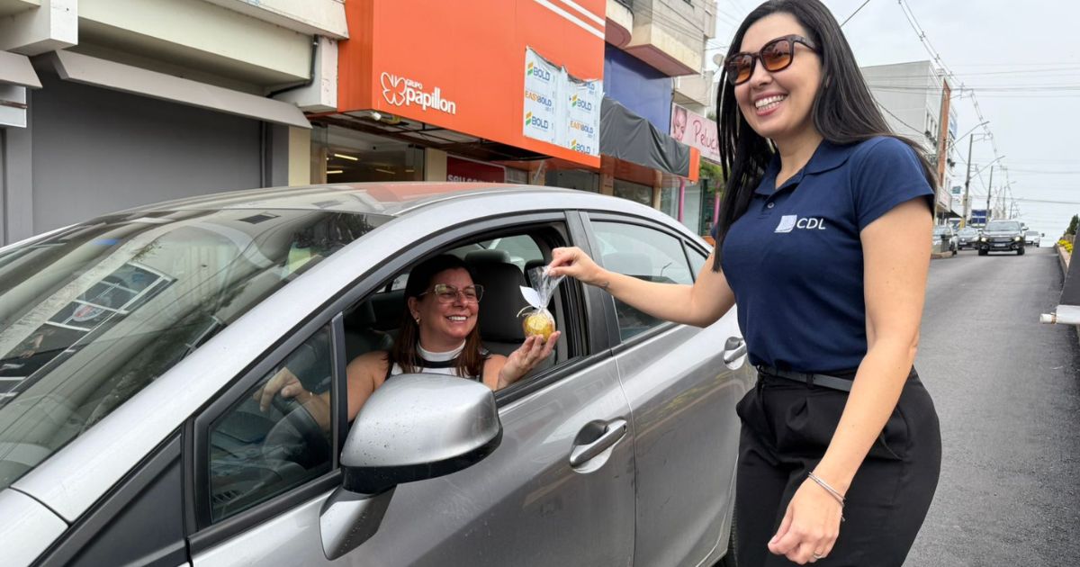 CDL São Mateus do Sul celebra o Dia Mundial da Alimentação com distribuição de maças no trânsito
