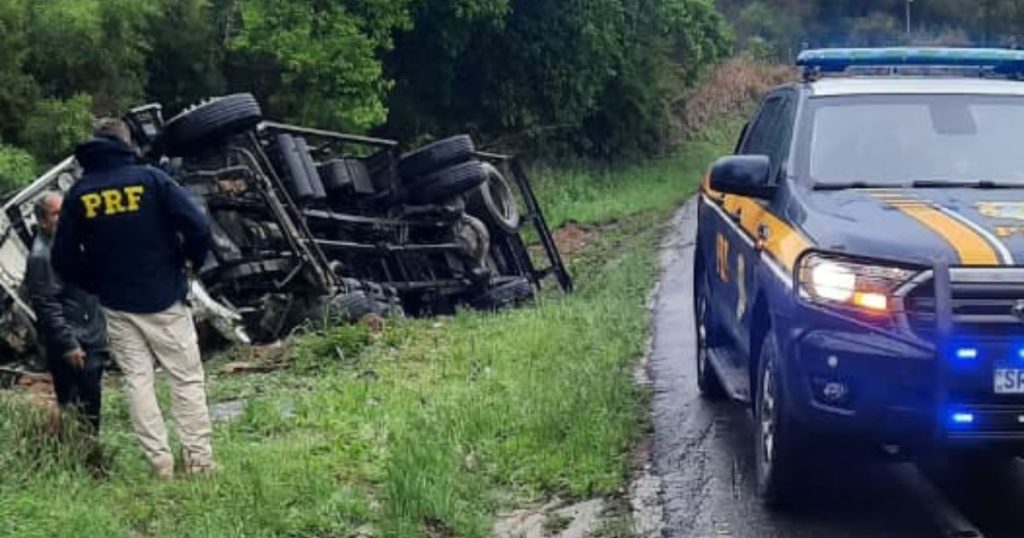 Caminhão tomba na BR-476 entre Lapa e São Mateus do Sul e deixa uma vítima ferida