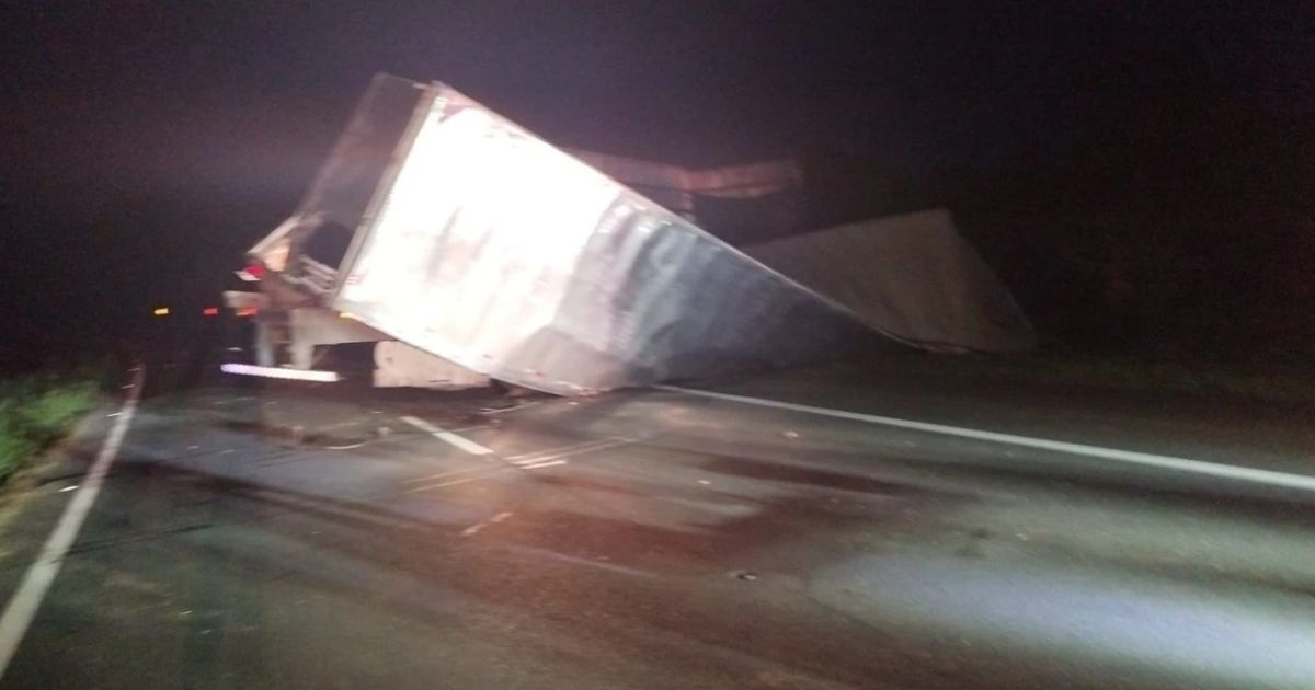 Caminhão tomba e interdita trecho da BR-376 durante a madrugada