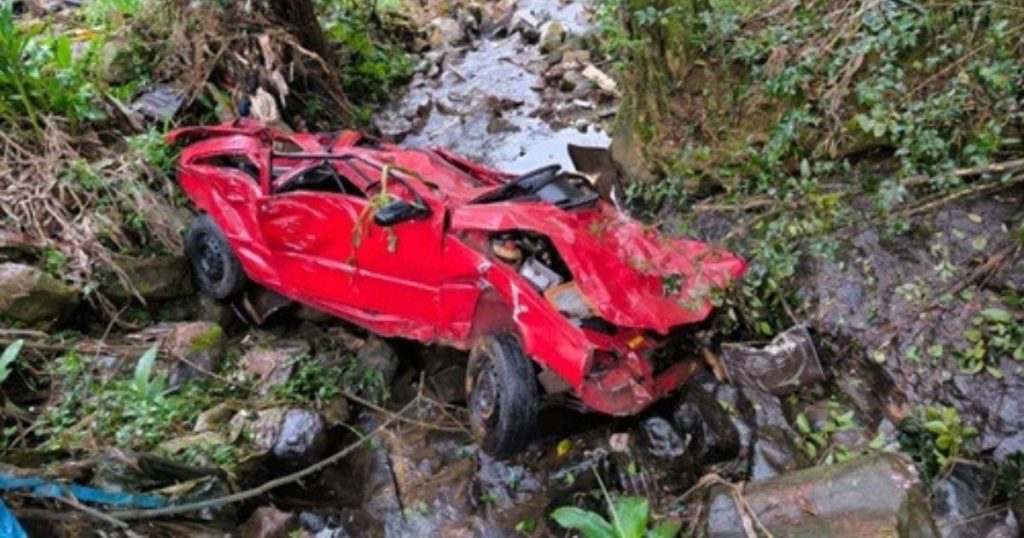 Tragédia em General Carneiro: carro cai em ribanceira e deixa uma mulher morta e outra em estado grave