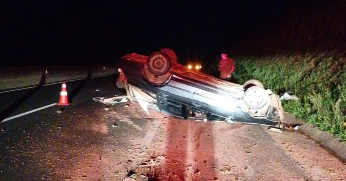 Motorista fica ferido após carro colidir contra barranco na PR-151