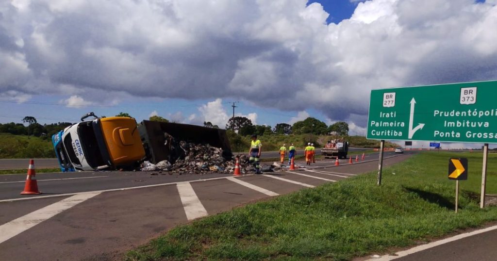 Caminhão carregado com lixo tomba na BR-277 em Prudentópolis e motorista fica ferido