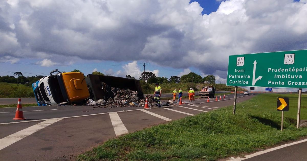 Caminhão carregado com lixo tomba na BR-277 em Prudentópolis e motorista fica ferido