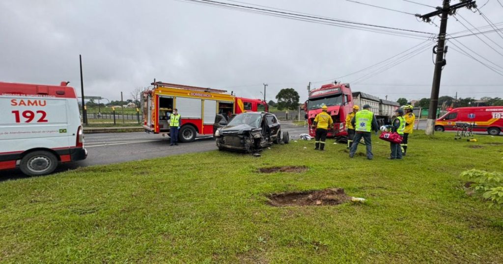 Homem fica ferido em colisão entre caminhão e automóvel na BR-280, em Canoinhas
