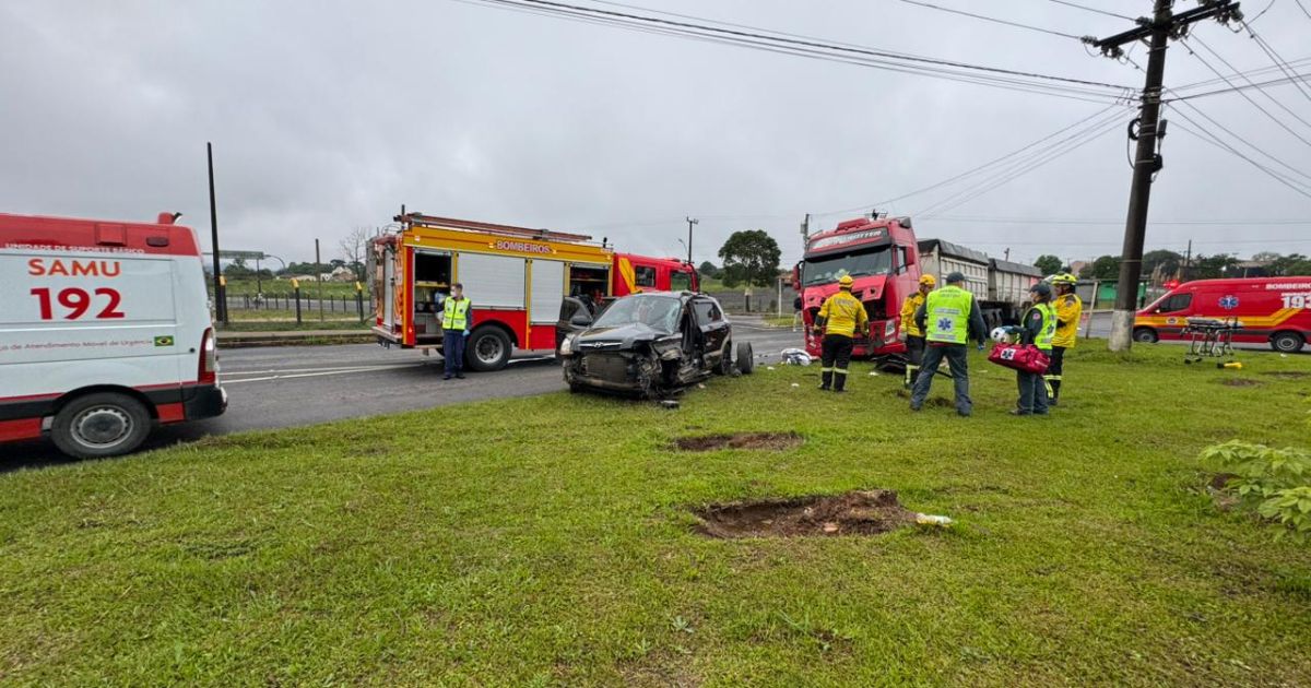 Homem fica ferido em colisão entre caminhão e automóvel na BR-280, em Canoinhas