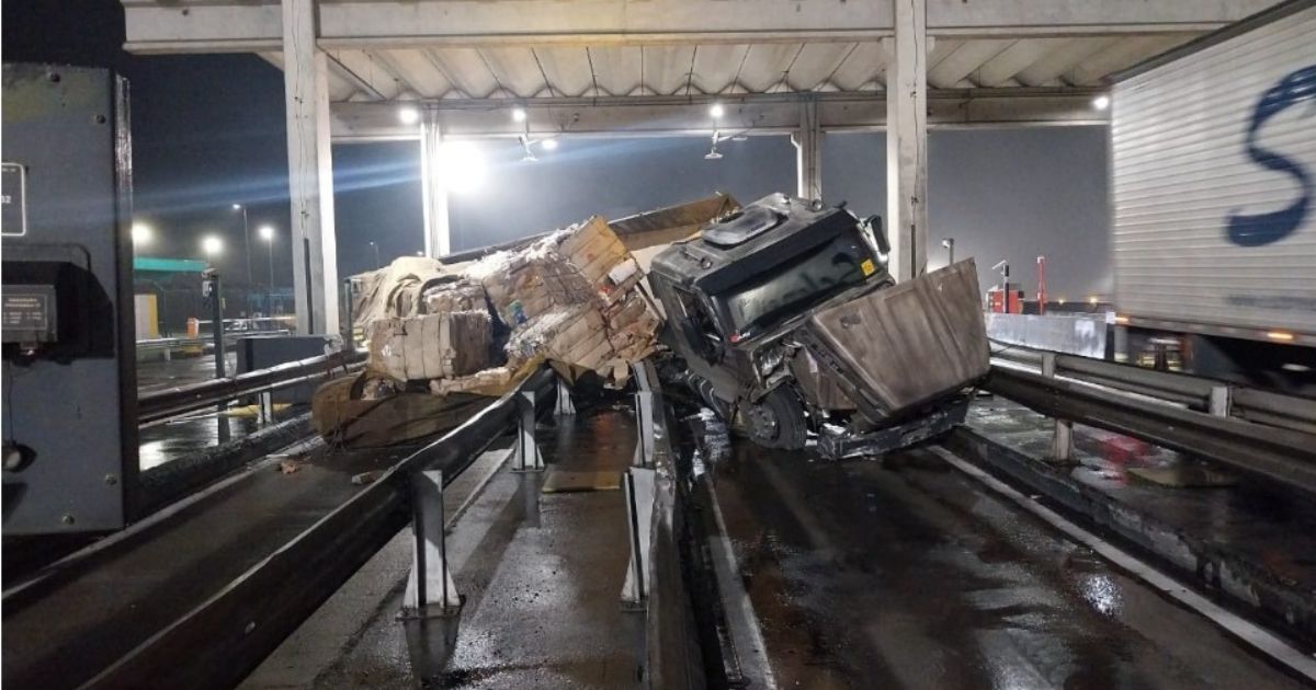 Motorista erra a cancela na praça de pedágio na BR-116 e caminhão tomba