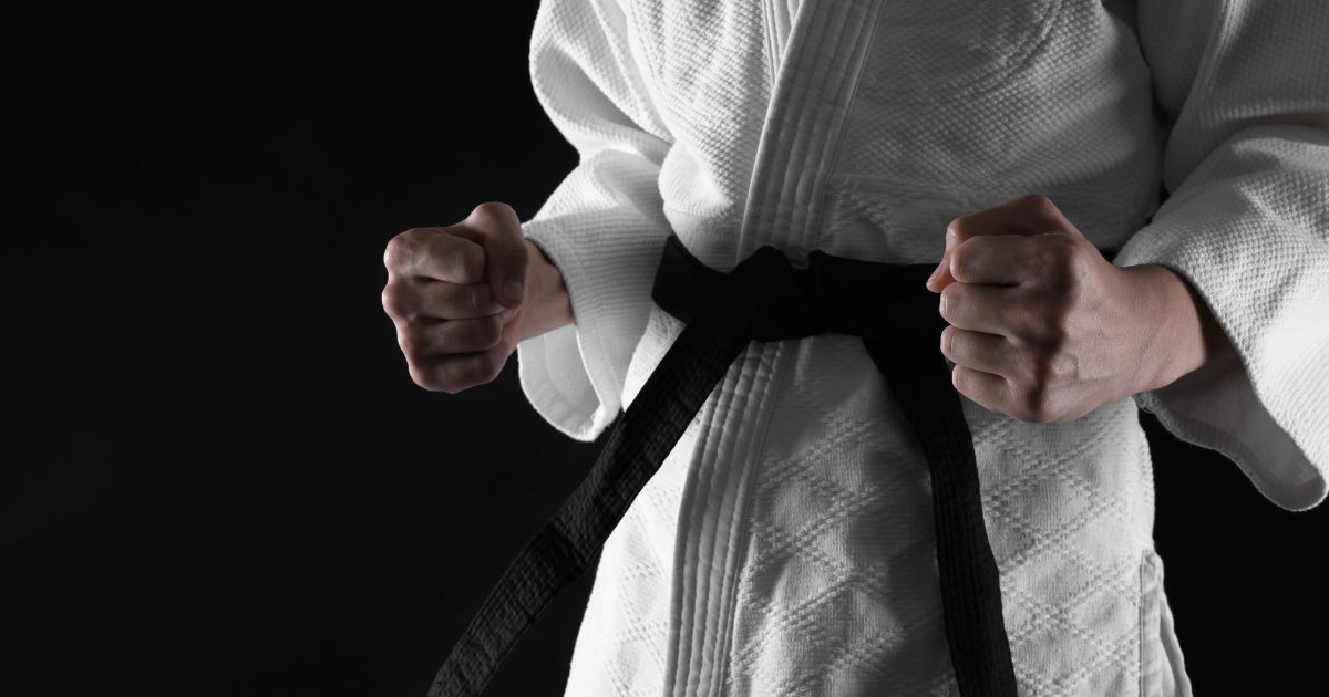 Garota de 13 anos usa golpes de jiu-jitsu para imobilizar pai que esfaqueou a mãe