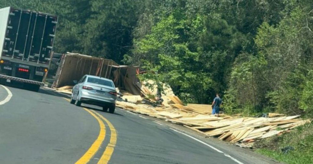 Carreta carregada com portas tomba na BR-476 entre São Mateus do Sul e União da Vitória