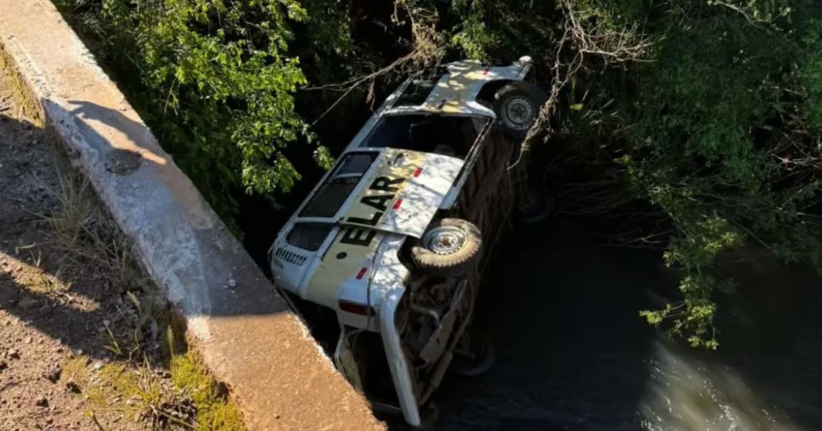 Kombi escolar com crianças e gestante capota e cai em rio em Santa Catarina