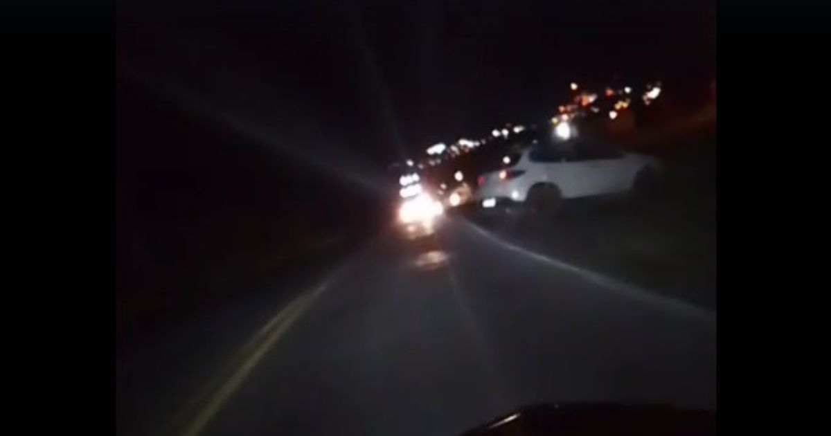 Carro com placas suspeitas tomba na BR-476 e motorista foge após acidente em São Mateus do Sul