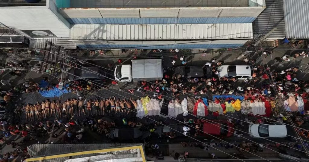 Ao menos 74 corpos são levados por moradores para praça na Penha; total de mortos após megaoperação passa de 130