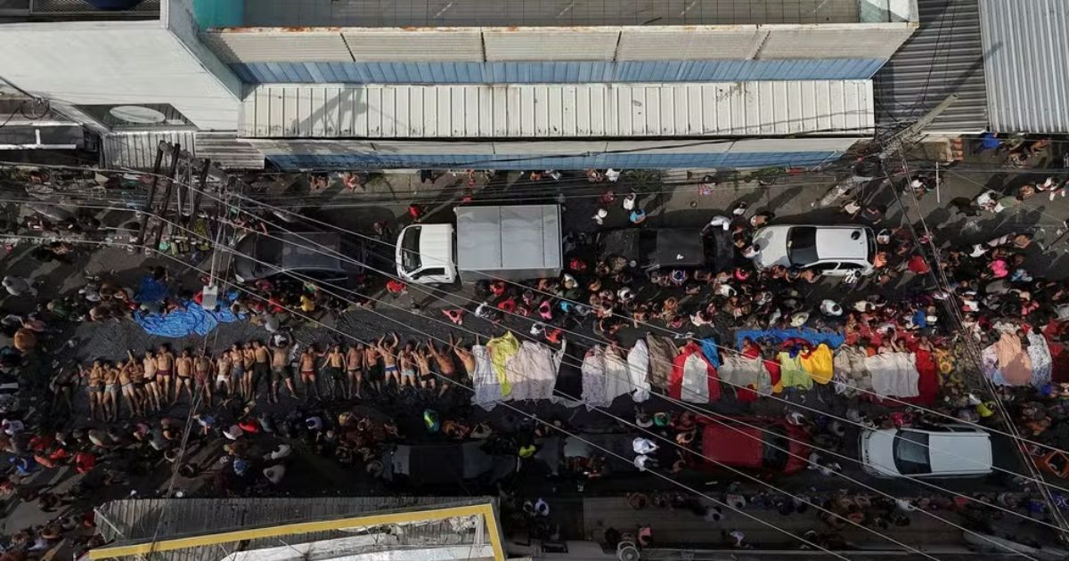 Ao menos 74 corpos são levados por moradores para praça na Penha; total de mortos após megaoperação passa de 130