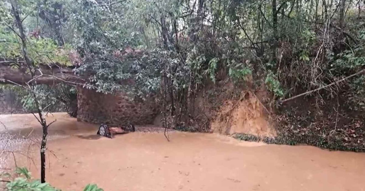 Sete integrantes da mesma família morrem em acidente após carro cair em rio