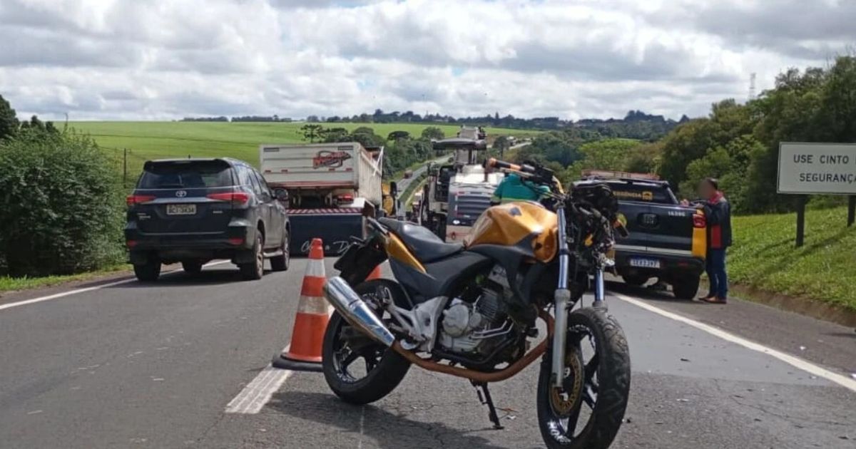 Acidente entre moto e carro deixa um ferido na PR-151