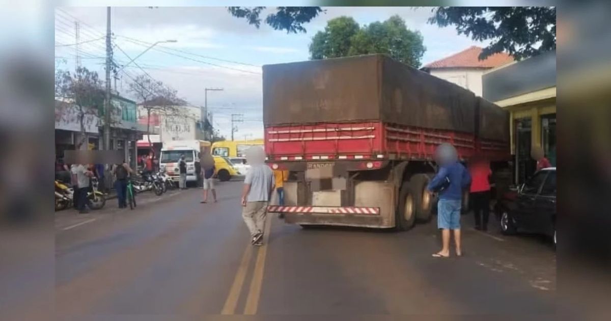 Caminhoneiro é picado por abelha, tem reação alérgica e causa acidente no PR