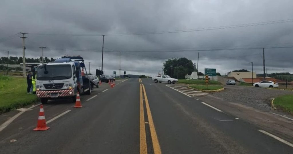 Idoso fica ferido em colisão entre dois veículos na PR-151