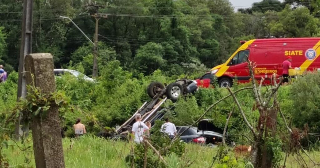 VÍDEO: Duas pessoas ficam feridas em colisão na BR-476 em São Mateus do Sul, trânsito segue em meia pista