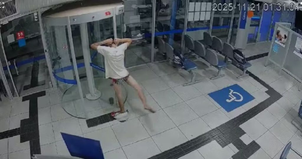 Ladrão atrapalhado fica entalado de cueca em porta giratória durante tentativa de assalto a banco; veja vídeo