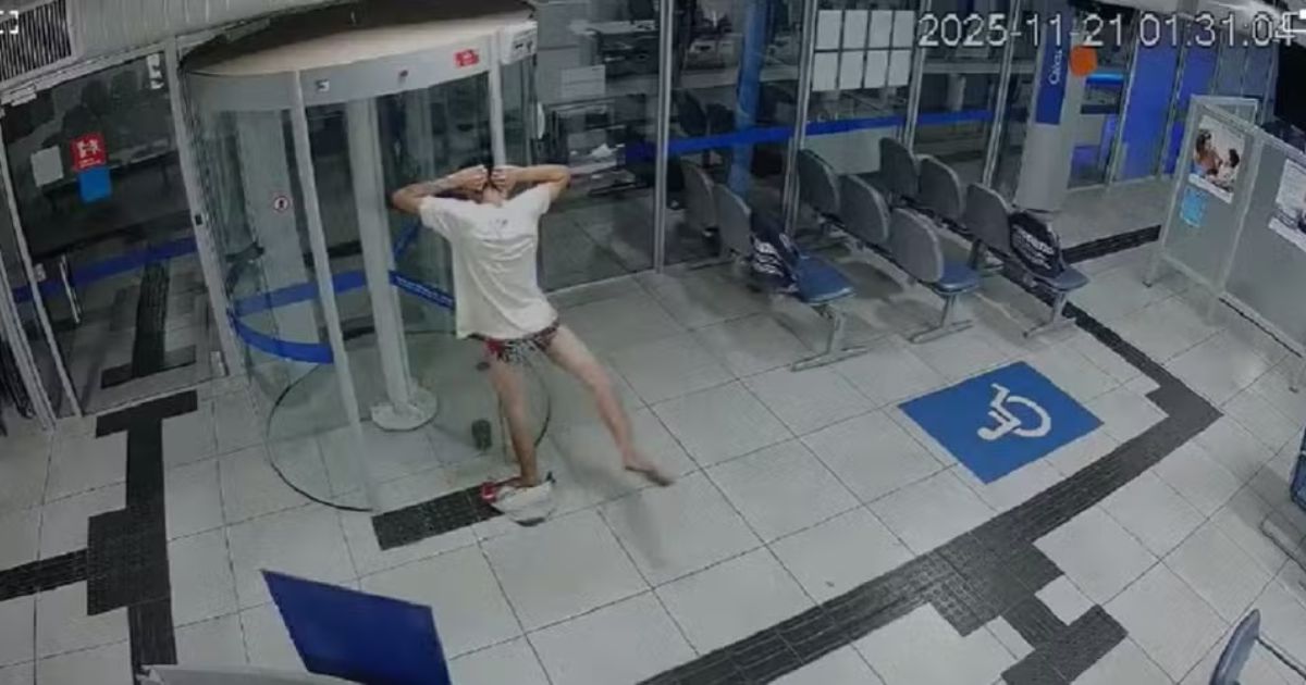 Ladrão atrapalhado fica entalado de cueca em porta giratória durante tentativa de assalto a banco; veja vídeo