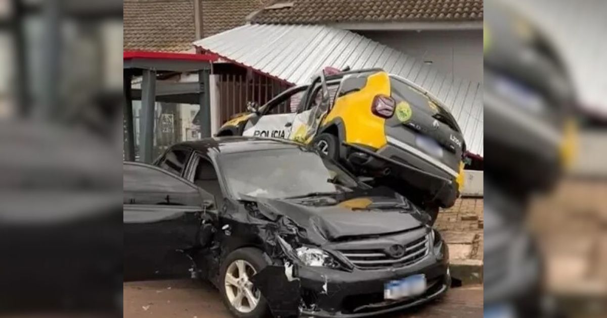 No Paraná, viatura da PM colide com Corolla e atinge residência