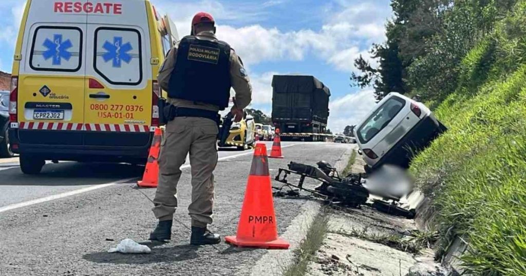 Motociclista morre após ser esmagado por carro no Paraná
