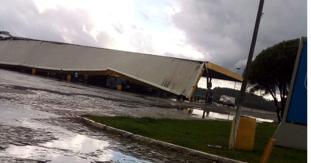 VÍDEO: cobertura do Posto Amigão desaba durante temporal em São Mateus do Sul