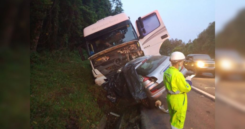 Homem morre em grave acidente entre carro e caminhão em Palmeira