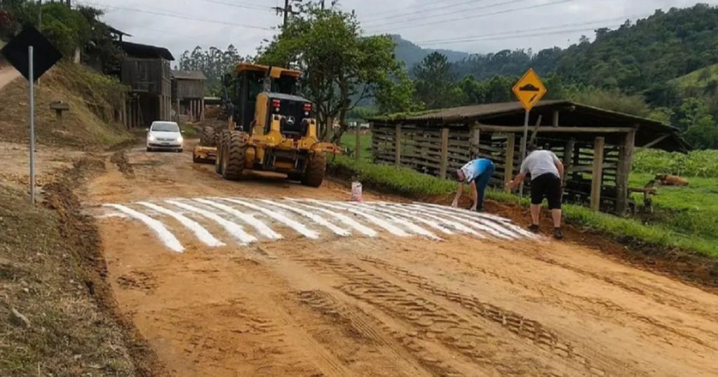 Faixa de pedestres em lombada de barro repercute em pequena cidade de SC