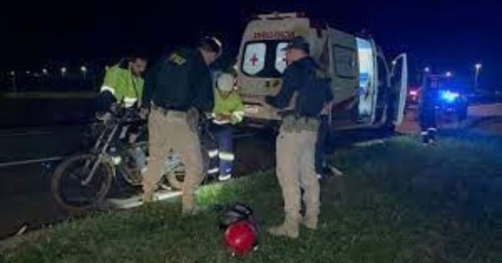 Moto é atingida por ambulância e duas pessoas ficam feridas na BR-277