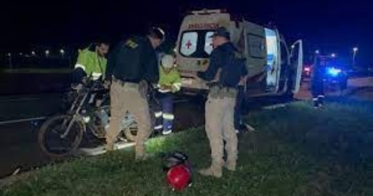 Moto é atingida por ambulância e duas pessoas ficam feridas na BR-277