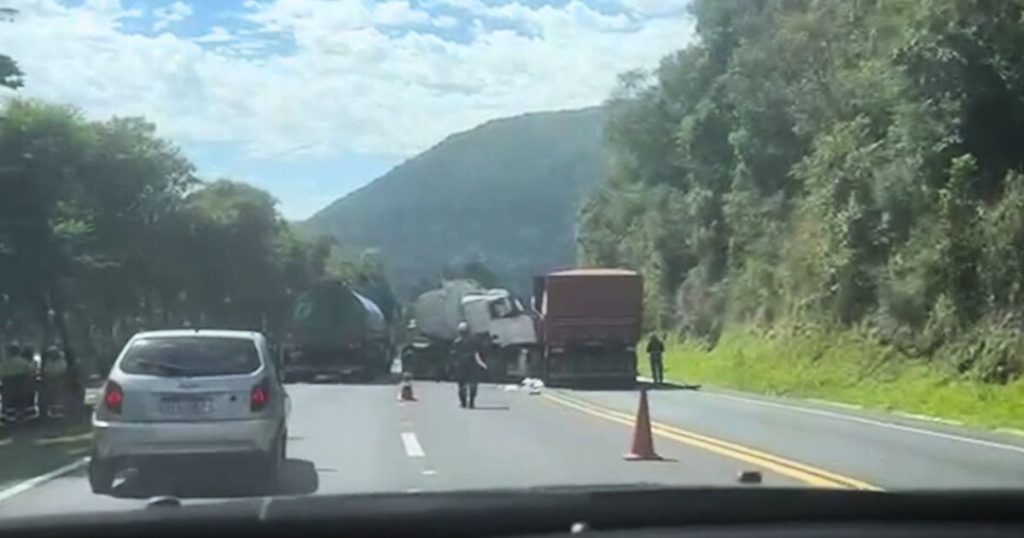 Acidente entre caminhões interdita parcialmente a BR-277 em Prudentópolis
