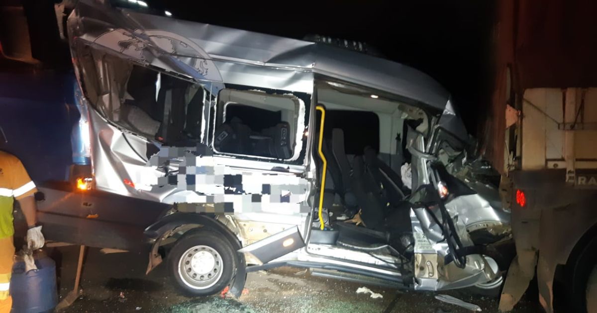 Van fica prensada em engavetamento em Ponta Grossa e deixa duas vítimas em estado grave