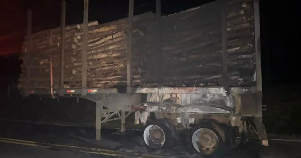 Incêndio atinge conjunto de veículos na PR-364