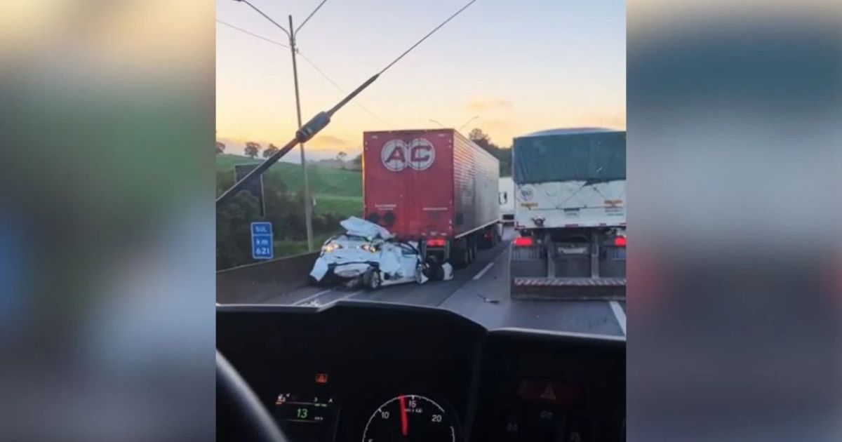 Três pessoas morrem após carro ser prensado entre caminhões na BR-376