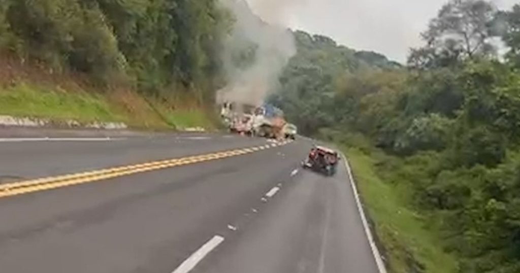 Caminhão pega fogo na BR-277 em Prudentópolis, na Serra da Esperança