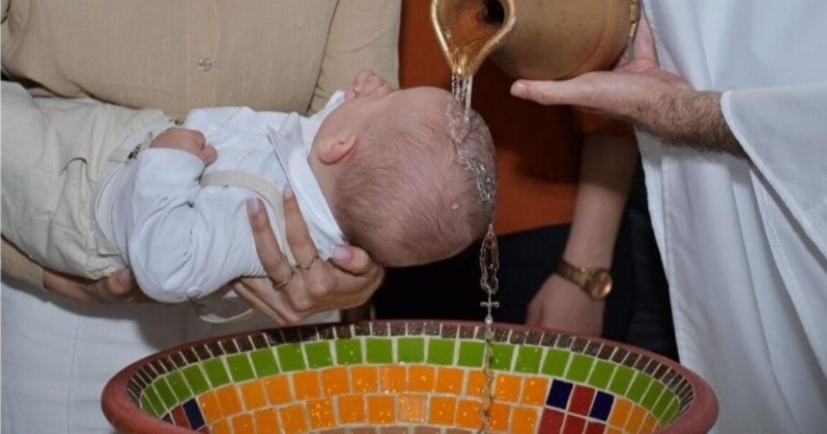 Imagem de terço se forma na água durante batismo de bebê em SC e foto emociona fiéis