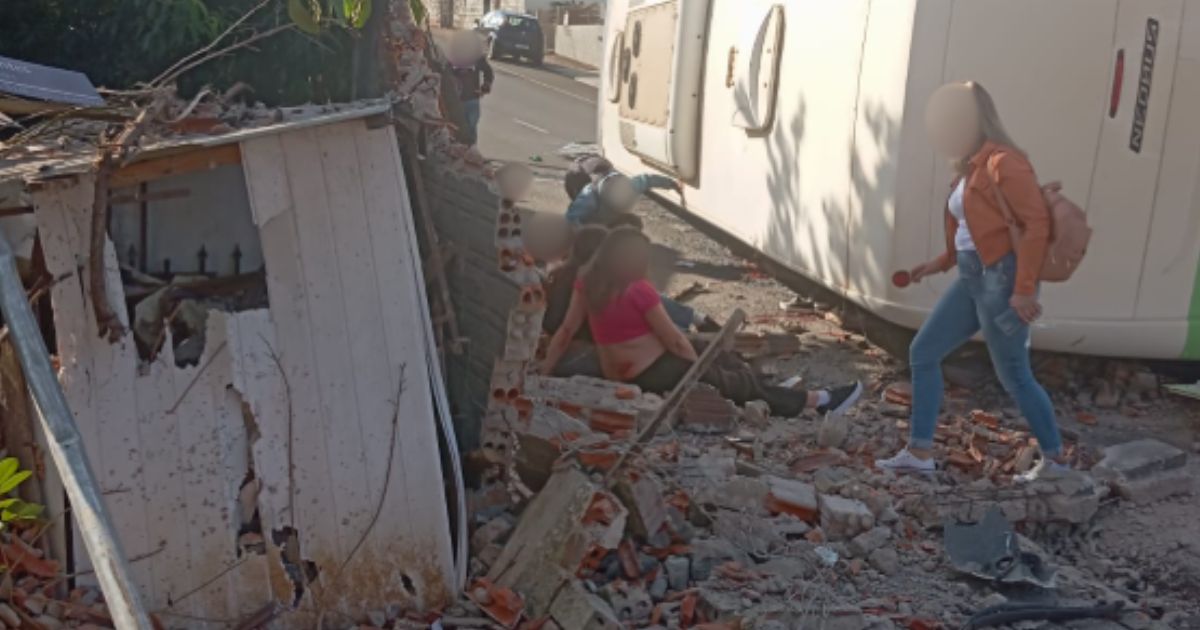 VÍDEO: caminhão fura preferencial, colide com ônibus e deixa 13 pessoas feridas no PR