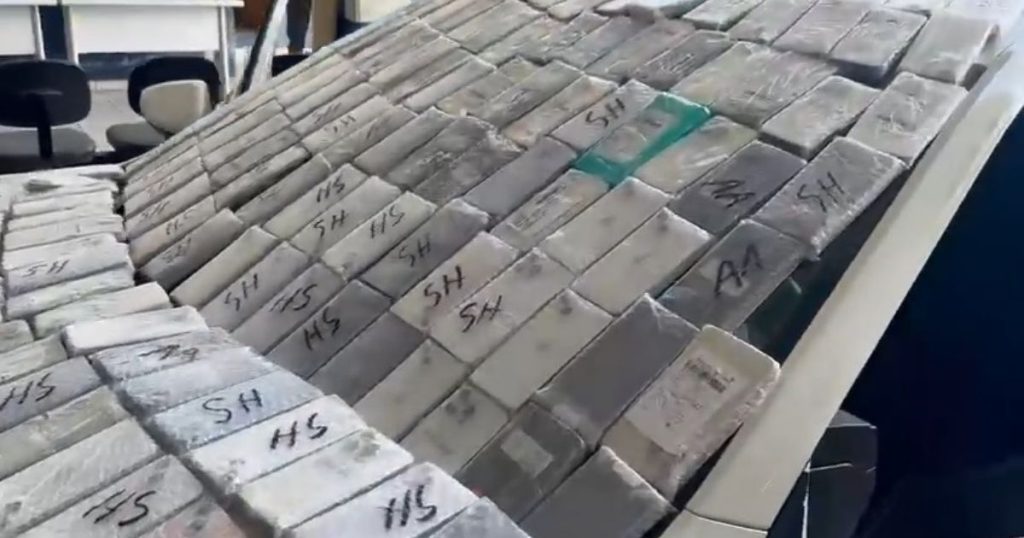 PRF apreende veículo com 297 iPhones escondidos em fundo falso na BR-277