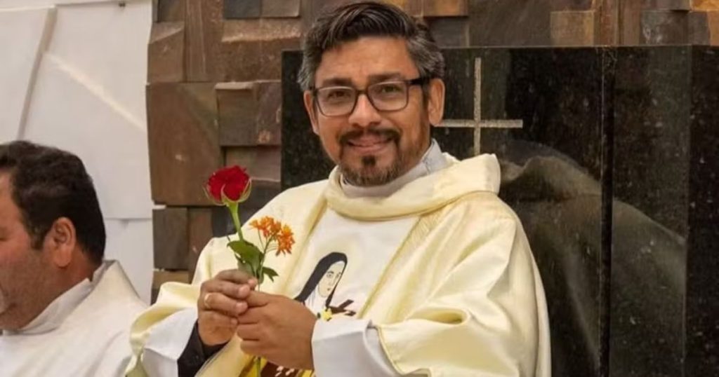 Padre é encontrado morto com corpo enrolado em tapete e golpes de martelo